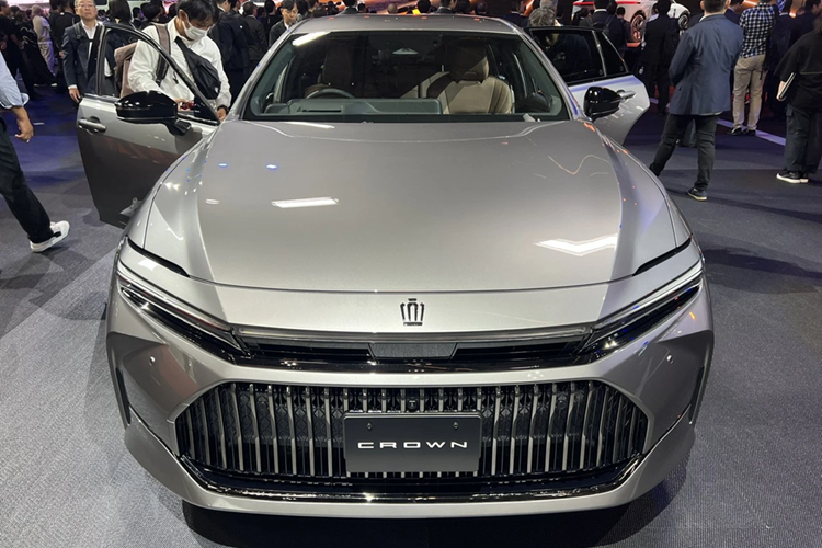 Ngoài Toyota Crown, một số mẫu xe khác cũng được NASVA đánh giá cao trong năm 2024 như Mazda CX-80 và Honda Civic (cùng đạt 94% tổng điểm), Honda WR-V và Freed (90%) và Suzuki Fronx (84%). Trong đó, hai mẫu xe cuối cùng được xếp hạng an toàn 4 sao, các mẫu còn lại đạt chuẩn 5 sao.