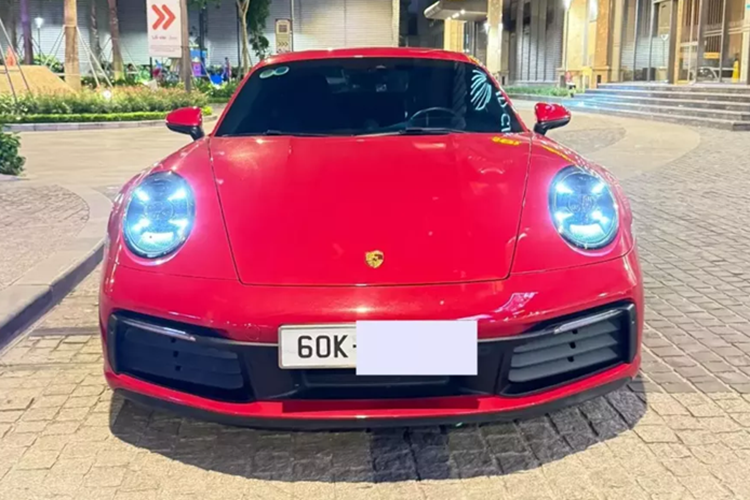 Chiếc Porsche 911 này có màu đỏ với nhiều chi tiết sơn đen tạo điểm nhấn, xe có bộ mâm đa chấu kép rất đẹp mắt, nội thất carbon với 2 màu xanh và bạc.