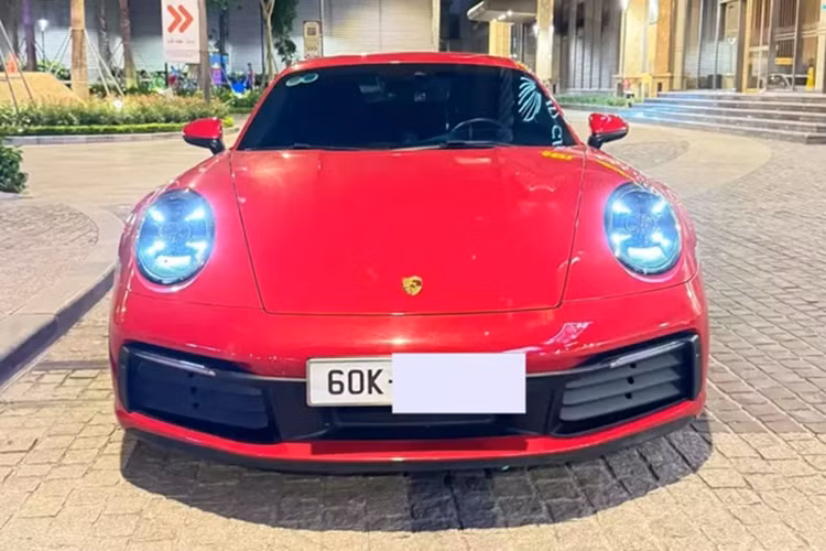 Chiếc Porsche 911 này có màu đỏ với nhiều chi tiết sơn đen tạo điểm nhấn, xe có bộ mâm đa chấu kép rất đẹp mắt, nội thất carbon với 2 màu xanh và bạc.