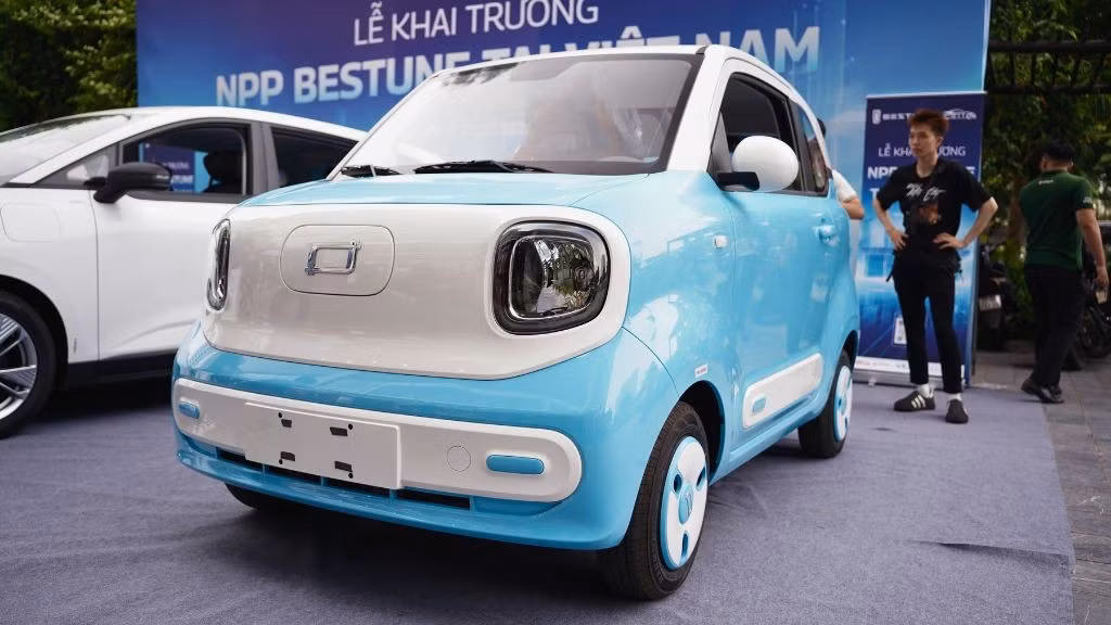 Bestune Pony sở hữu thiết kế 4 chỗ ngồi với thân xe nhỏ gọn, kích thước tổng thể lần lượt là 3.000 x 1.510 x 1.630 mm (dài x rộng x cao). Xe được trang bị động cơ điện công suất 20 kW (tương đương 27 mã lực), sử dụng hệ dẫn động cầu trước.