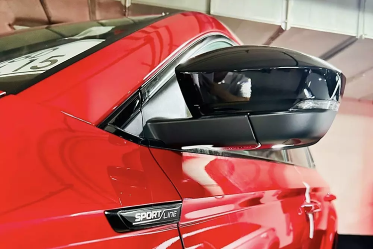 Gói ngoại thất thể thao của Skoda Karoq Sportline bao gồm những chi tiết ngoại thất màu đen nhằm phân biệt với phiên bản Premium. Theo đó, xe sở hữu lưới tản nhiệt, ốp gương chiếu hậu, lưới tản nhiệt, baga nóc, tem chữ nổi "Skoda" và "Karoq" trên cửa cốp đều sơn màu đen. Các chi tiết trên cản trước và sau cũng được sơn màu tương tự.