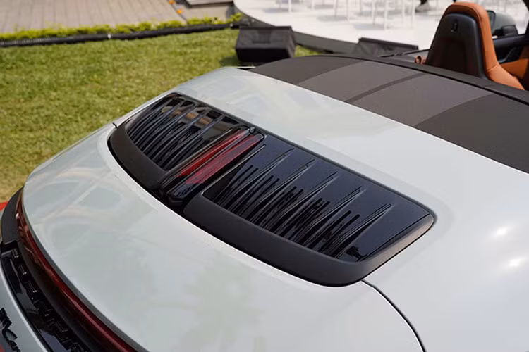 Hệ thống Quản lý liên lạc của Porsche (PCM) tiếp tục được vận hành bằng màn hình trung tâm độ phân giải cao với màn hình 10,9 inch. Porsche 911 mới cũng có tính năng sạc điện thoại thông minh không dây mới