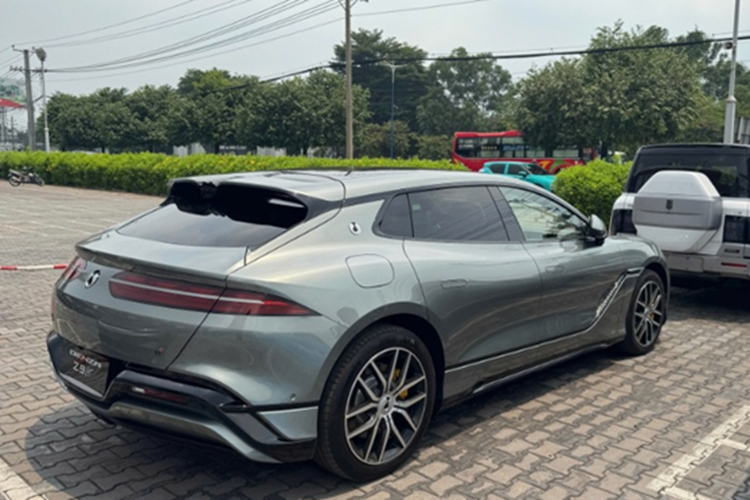 Cung cấp năng lượng cho hệ thống là bộ pin dung lượng 100 kWh, cho phép chiếc GT điện di chuyển quãng đường khoảng 630 km sau mỗi lần sạc đầy.