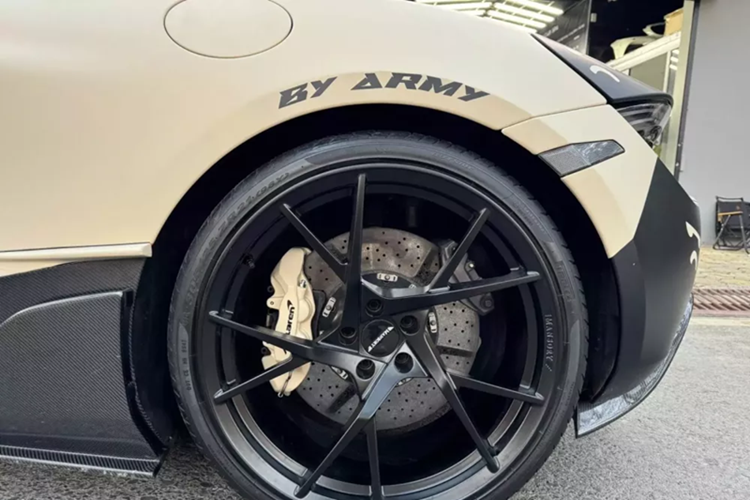 Bộ cánh gió này cũng mở rộng sang 2 bên đầu xe. Tiếp đến là việc TopCar Design đã tạo điểm nhấn cho bên hông bằng cánh đắp lên xe bộ chia gió kéo dài trên cửa và bộ ốp sườn kích thước lớn trên cửa xe và vòm bánh sau, các chi tiết này làm từ sợi carbon nhằm tránh việc tăng trọng lượng xe, cũng như tăng độ đẹp cho bản độ này.