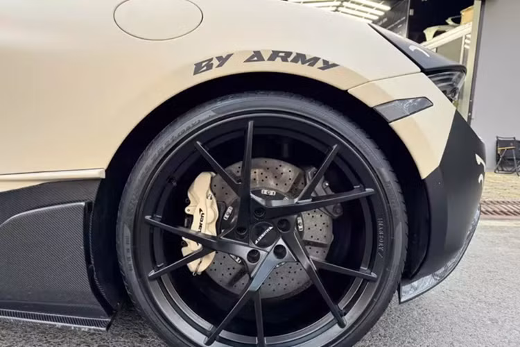 Bộ cánh gió này cũng mở rộng sang 2 bên đầu xe. Tiếp đến là việc TopCar Design đã tạo điểm nhấn cho bên hông bằng cánh đắp lên xe bộ chia gió kéo dài trên cửa và bộ ốp sườn kích thước lớn trên cửa xe và vòm bánh sau, các chi tiết này làm từ sợi carbon nhằm tránh việc tăng trọng lượng xe, cũng như tăng độ đẹp cho bản độ này.