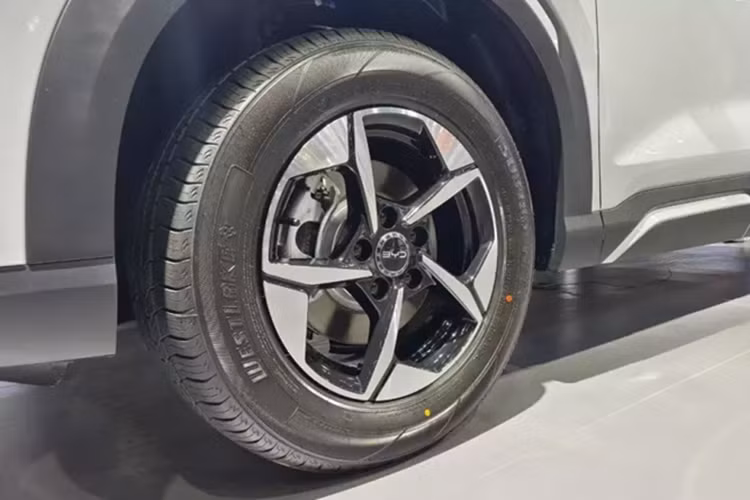 Ngoài ra, BYD Atto 2 còn có những trang bị nổi bật như mâm hợp kim 16 inch, bảng đồng hồ kỹ thuật số 8,8 inch, màn hình giải trí cảm ứng 12,8 inch xoay 90 độ và ghế trước chỉnh điện. Hệ thống hỗ trợ lái nâng cao ADAS là trang bị tùy chọn của xe.