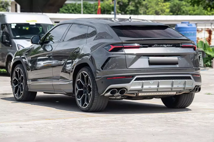 Hãng siêu xe Lamborghini trang bị đến 6 chế độ lái cho siêu SUV Urus và gọi là Anima. Ngoài 3 chế độ lái quen thuộc trên các siêu xe như Strada (đường phố), Sport (thể thao), Corsa (đường đua), siêu SUV Urus còn có thêm 3 chế độ lái khác là Sabbia (đường cát), Terra (việt dã) và Neve (tuyết).