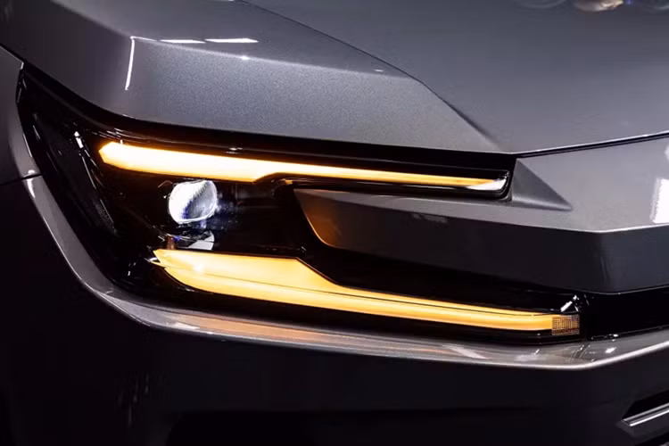 Đèn pha LED sắc nét hơn và hốc gió rộng hơn cũng tạo nên vẻ thể thao cho xe. Ở khu vực bên sườn, xe vẫn giữ hốc bánh hình thang đặc trưng trong khi các đường gân đã trở nên sắc sảo hơn. Trong khi đó, cửa kính được thiết kế lại với đường viền thẳng.