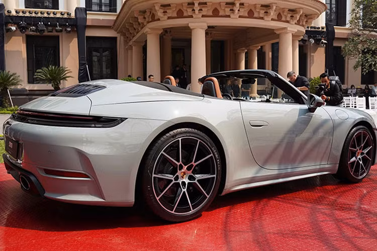 Porsche 911 Cabriolet 992.2 được trang bị động cơ boxer tăng áp kép 3,0 lít được cải tiến đáng kể, giúp giảm lượng khí thải và tăng công suất lên 290 kW (394 PS), mô-men xoắn cực đại 450 Nm. 911 Carrera mới tăng tốc từ 0 đến 100 km/giờ trong 4,1 giây (3,9 giây với gói Sport Chrono) và có tốc độ tối đa 294 km/giờ.