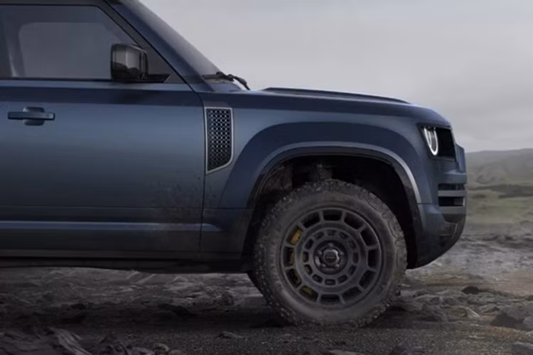 Land Rover cũng bổ sung nhiều tùy chọn màu sắc mới cho xe như: Borasco Grey (lấy cảm hứng từ mỏ bạc Borasco, California), Woolstone Green (từ thác Woolstone tại Anh) và màu độc quyền Sargasso Blue.