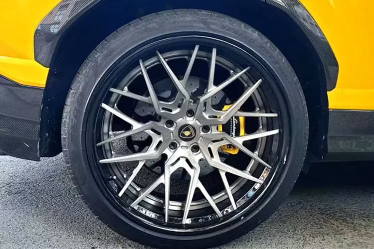 So với phiên bản tiêu chuẩn, Lamborghini Urus độ TopCar có nắp capô hoàn toàn mới bằng carbon, các điểm nhấn khác như cản va trước, ốp đầu xe, vòm bánh xe, nẹp sườn, ốp hốc gió bên hông hay đuôi xe, cánh gió đuôi 2 tầng và khuếch tán sau đều là carbon của hãng độ TopCar.