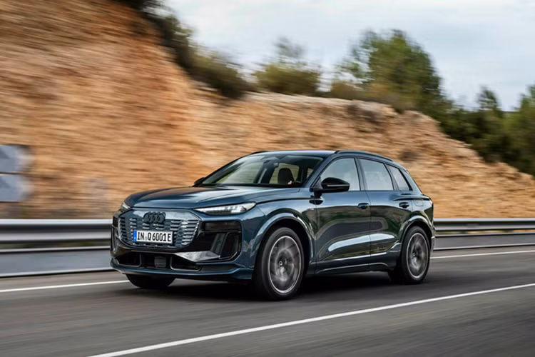 Khả năng tăng tốc từ 0 - 100 km/h trong 6,6 giây. Bộ pin có dung lượng 94,9 kWh cho phép xe di chuyển quãng đường lên tới 639 km sau mỗi lần sạc đầy, theo tiêu chuẩn WLTP. Thời gian sạc nhanh từ 10% đến 80% chỉ mất 22 phút. Khách hàng mua xe sẽ được tặng kèm bộ sạc tại nhà, theo chia sẻ từ phía đại lý.