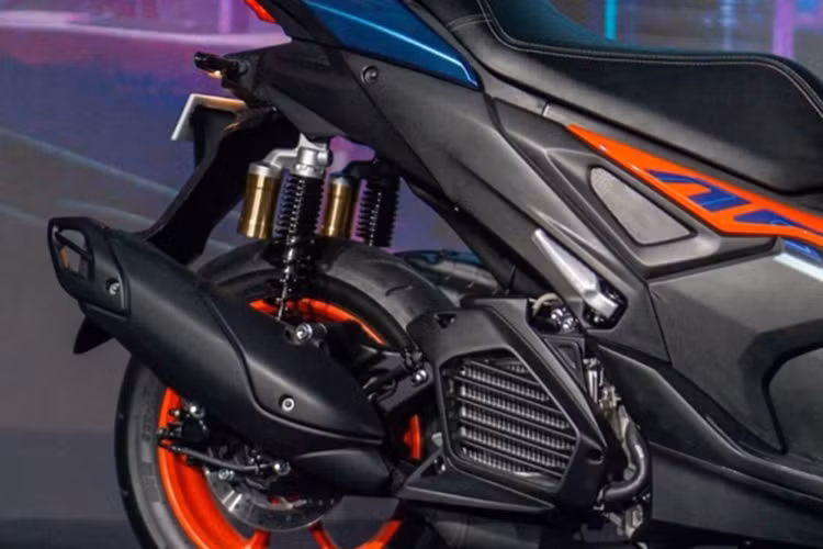 Theo dữ liệu từ Cục Đăng kiểm Việt Nam, Yamaha NVX 155 2025 có mức tiêu thụ nhiên liệu 2,21 lít/100 km, tương đối tiết kiệm trong phân khúc. Với loạt nâng cấp đáng kể cả về công nghệ lẫn thiết kế, Yamaha kỳ vọng bản nâng cấp này sẽ giúp NVX giành lại thị phần từ đối thủ chính là Honda Air Blade 160, mẫu xe hiện có giá bán dao động từ 56,69 - 58,39 triệu đồng.