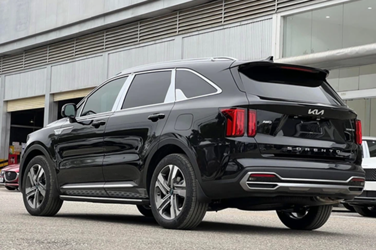 Tiếp theo đó là Kia Sonet với mức giảm từ 25 - 40 triệu đồng. Giá bán sau giảm của mẫu SUV hạng A này chỉ còn từ 499 - 599 triệu đồng, khá hấp dẫn trong phân khúc. Với Kia Seltos, hãng giảm giá từ 30 - 55 triệu đồng, xuống còn từ 569 - 724 triệu đồng. Hiện mẫu SUV cỡ B này có tổng cộng 7 phiên bản, nhiều nhất trong phân khúc.