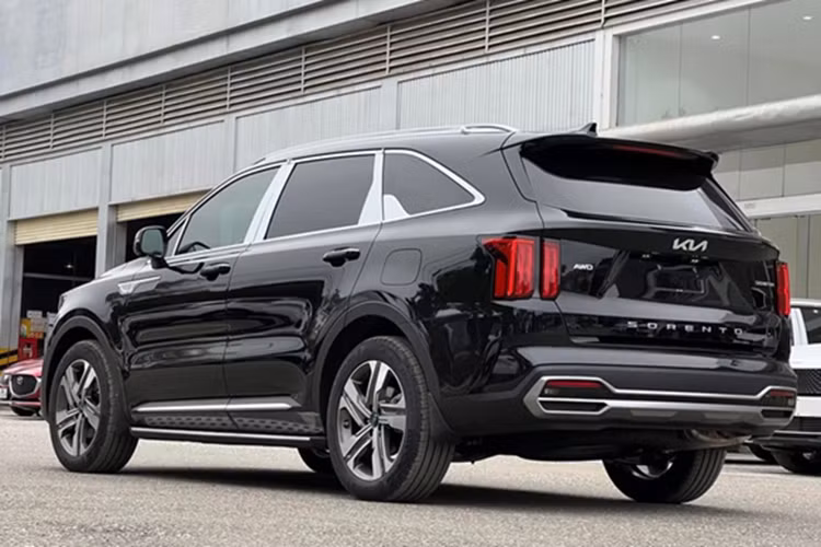 Tiếp theo đó là Kia Sonet với mức giảm từ 25 - 40 triệu đồng. Giá bán sau giảm của mẫu SUV hạng A này chỉ còn từ 499 - 599 triệu đồng, khá hấp dẫn trong phân khúc. Với Kia Seltos, hãng giảm giá từ 30 - 55 triệu đồng, xuống còn từ 569 - 724 triệu đồng. Hiện mẫu SUV cỡ B này có tổng cộng 7 phiên bản, nhiều nhất trong phân khúc.