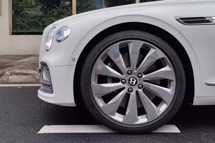 Theo một số dân chơi chuyên xe siêu sang, 1 đồng hồ công tơ mét rất tốt so với 1 xe siêu sang đã có tuổi đời 4 năm. Xe đang được chào bán hơn 13 tỷ đồng.