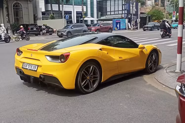 Mới đây, chiếc siêu xe Ferrari 488 GTB ở Đồng Nai đã tái xuất sau nhiều tháng bị chủ nhân để trong garage, xe còn khá mới và chủ thì quyết tâm giữ lại chơi, không bán xe bằng bất cứ giá nào. Cũng đúng thôi vì trên thị trường xe không còn nhiều siêu xe Ferrari 488 GTB, mà mới như chiếc ở Đồng Nai thì càng siêu hiếm.