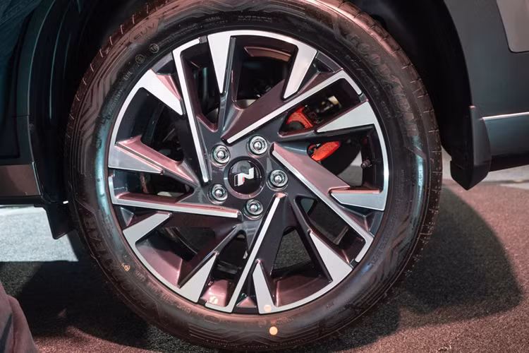 Đáng tiếc là Hyundai Creta 2025 ở Việt Nam không có động cơ xăng tăng áp mới ở phiên bản N Line như xe tại các thị trường Đông Nam Á khác. Thay vào đó, xe chỉ dùng động cơ xăng Smartstream G1.5 MPI với 4 xi-lanh, dung tích 1.5L, sản sinh công suất tối đa 113,4 mã lực và mô-men xoắn cực đại 144 Nm như cũ.