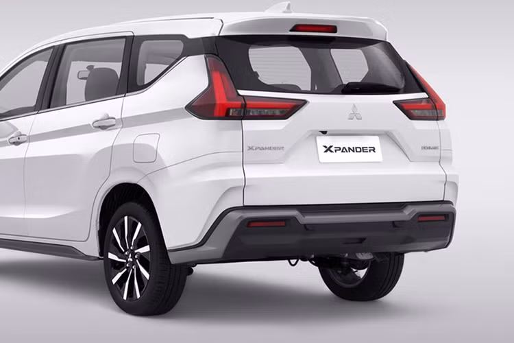 Xe đi kèm tùy chọn hộp số CVT hoặc số sàn 5 cấp, kết hợp hệ dẫn động cầu trước (FWD) như thế hệ hiện hành. Mitsubishi Indonesia công bố mức giá khởi điểm cho Xpander 2025 từ 270,1 triệu Rupiah (tương đương khoảng 425 triệu đồng), trong khi Xpander Cross 2025 có giá từ 338 triệu Rupiah (tương đương khoảng 531,4 triệu đồng).