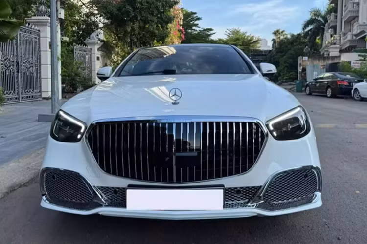 Mercedes-Benz E-Class tại Việt Nam được định vị là 1 chiếc sedan hạng sang với những tính năng rất ấn tượng, dù vậy, nếu so với Mercedes-Maybach S-Class thì nó ở 1 vị thế rất khác xa, nhưng nếu bạn muốn chiếc xe của mình có ngoại hình quý tộc như mẫu xe siêu sang, đã có giải pháp.