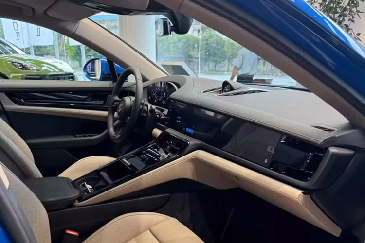 Bên cạnh đó là cụm đèn pha LED Matrix tiêu chuẩn với thiết kế mới sao cho phù hợp với thay đổi của chắn bùn trước. Vòng ra bên hông, hãng Porsche chỉ bổ sung khe gió mới ở chắn bùn trước, kính cửa sổ góc cạnh hơn và cửa sổ sau không khung cho xe Panamera thế hệ mới.