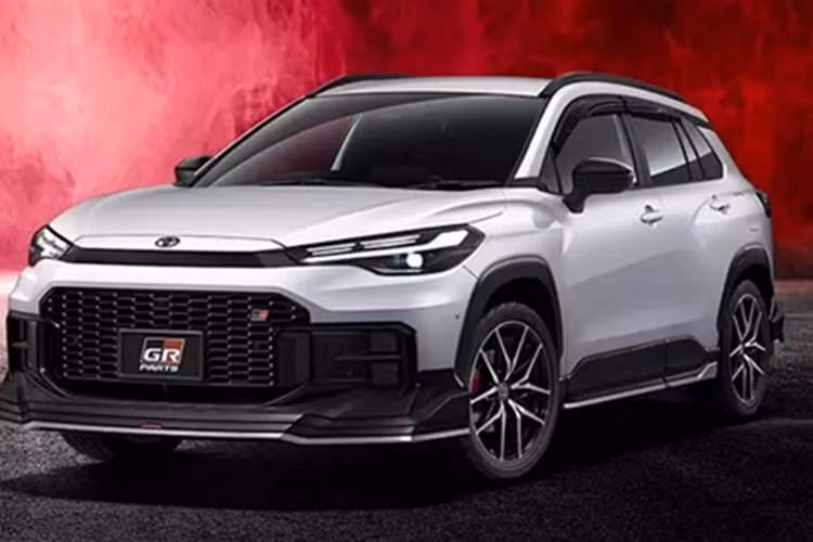 Nếu muốn tăng thêm độ “chiến” cho Toyota Corolla Cross GR Sport, người mua có thể mua các phụ kiện GR Parts như bộ bodykit thể thao hơn với bộ chẻ khí phía trước cỡ lớn, ốp hông mở rộng và cản sau thiết kế lại. Đáng chú ý, xe không có cánh gió cỡ lớn phía sau, cho thấy Toyota đã có chút kiềm chế.