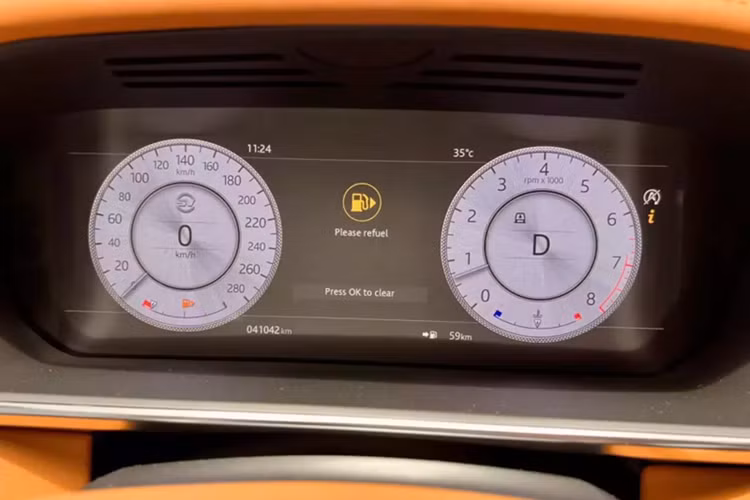 Đắt ở đây chính là giá bán của Range Rover SVAutobiography cao nhất trong số các xe Range Rover đang được giao dịch tại Việt Nam.