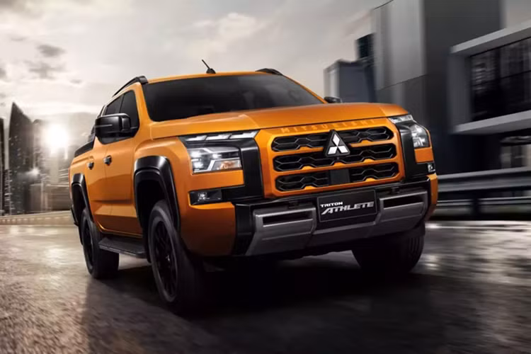 Ngoài thiết kế ngoại thất thể thao, hầm hố, mang phong cách đặc trưng không thể nhầm lẫn, xe còn được trang bị động cơ diesel Hyper Power X2, tăng áp hai giai đoạn, cho công suất tối đa 204 mã lực. Xe sử dụng hệ dẫn động bốn bánh Super Select 4WD II, cho phép điều chỉnh chế độ phù hợp với từng điều kiện địa hình.