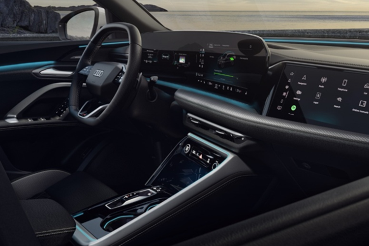 Với công suất này, người dùng có thể sạc đầy pin trong khoảng 2,5 giờ – thời gian được Audi ví là “nhanh hơn cả một số mẫu điện thoại thông minh cao cấp”. Toàn bộ các phiên bản Q5 PHEV đều sở hữu gói nội thất S line với ghế thể thao bọc da màu đen, đi kèm hệ thống điều hòa tự động 3 vùng.