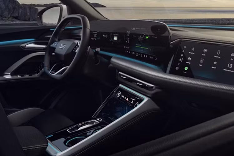 Với công suất này, người dùng có thể sạc đầy pin trong khoảng 2,5 giờ – thời gian được Audi ví là “nhanh hơn cả một số mẫu điện thoại thông minh cao cấp”. Toàn bộ các phiên bản Q5 PHEV đều sở hữu gói nội thất S line với ghế thể thao bọc da màu đen, đi kèm hệ thống điều hòa tự động 3 vùng.