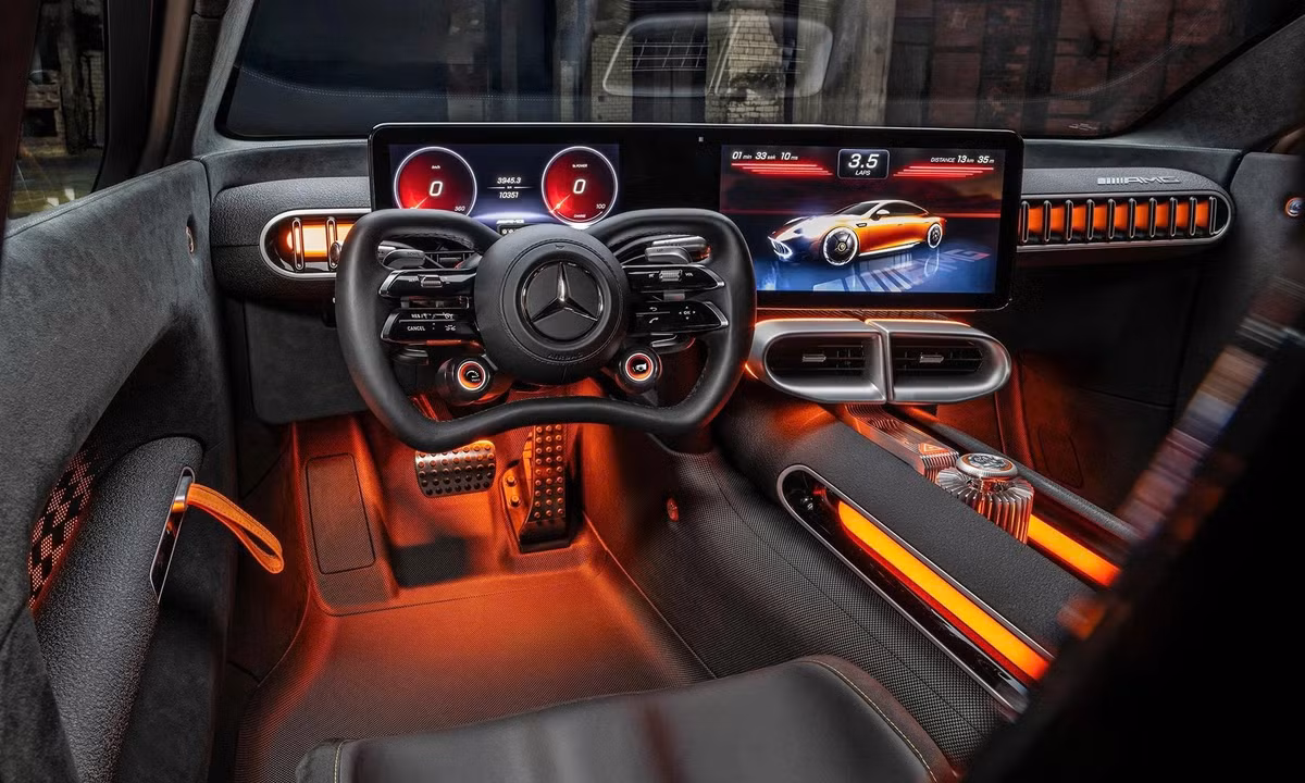 Bên trong cabin là sự pha trộn giữa thể thao, hiện đại và tính bền vững. Ghế ngồi dạng bucket seat làm từ sợi carbon, ôm trọn cơ thể người lái và có thể tùy chỉnh theo dáng người.