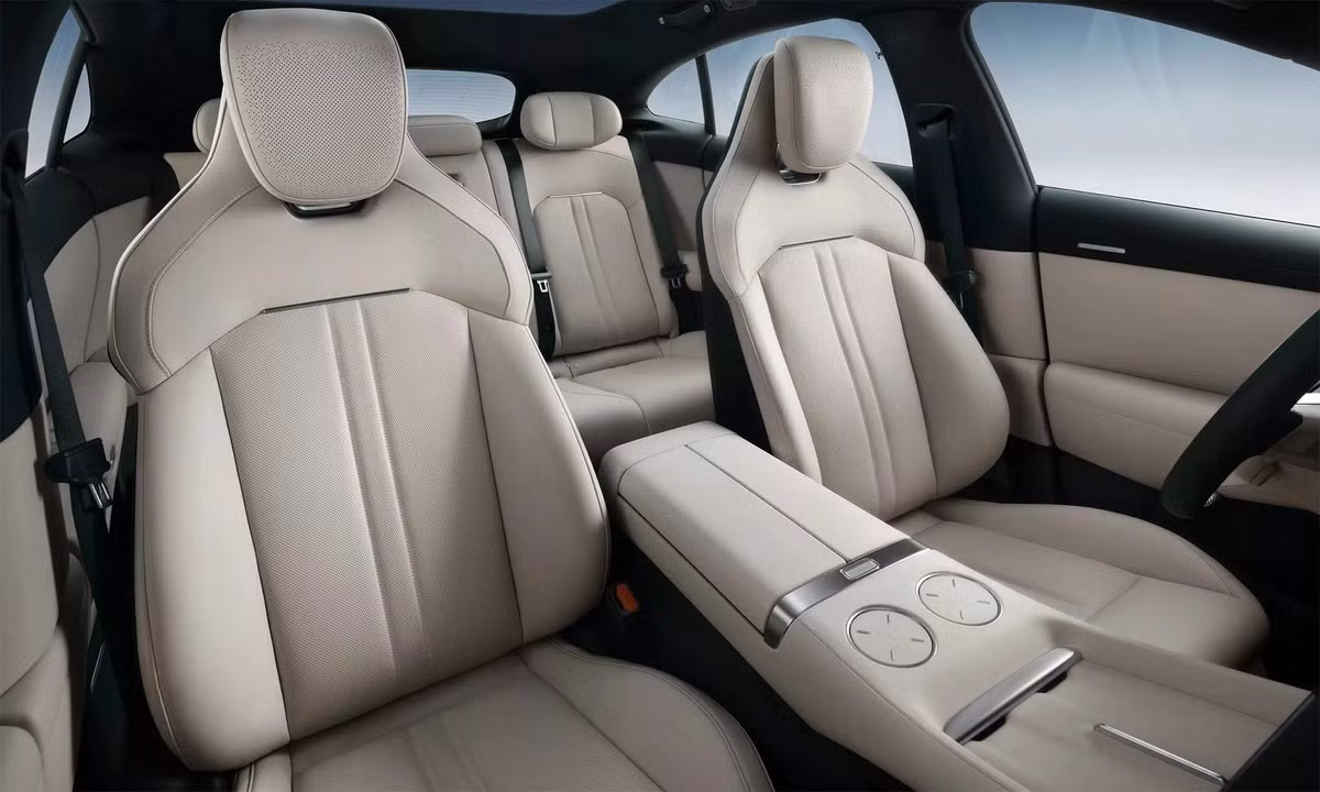 Xe cũng được trang bị trợ lý ảo AI điều khiển bằng giọng nói, tủ lạnh mini 4,6 lít, hệ thống âm thanh 25 loa Dolby Atmos, và hỗ trợ toàn bộ hệ sinh thái Apple như CarPlay, Apple Music, Apple Watch...