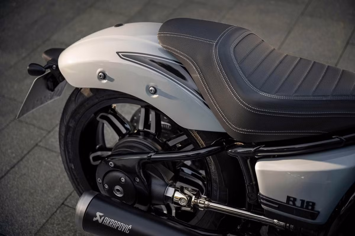 Một thay đổi quan trọng nằm ở thiết kế bánh sau, từ kích thước 16 inch ở phiên bản cũ, nay được nâng lên 18 inch. Cùng với bộ vành đa chấu kiểu mới hoặc tuỳ chọn mâm “Contrast Cut” cao cấp, tổng thể R18 2025 trở nên vững chãi và đậm chất cruiser Mỹ hơn bao giờ hết.