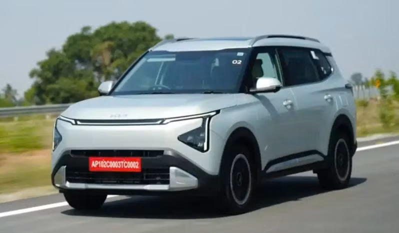 Thị trường ô tô điện tại Ấn Độ sắp đón nhận một gương mặt hoàn toàn mới Kia Carens Clavis EV, mẫu MPV thuần điện đầu tiên trong phân khúc phổ thông do Kia phát triển dành riêng cho quốc gia đông dân thứ hai thế giới. Theo xác nhận từ hãng, xe sẽ chính thức ra mắt vào ngày 15/7/2025 trong một sự kiện quy mô lớn tại New Delhi, do Kia India tổ chức.