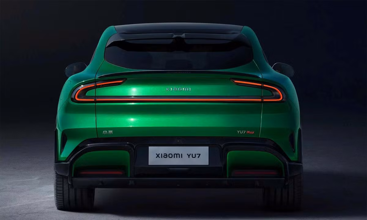 Xe sở hữu thiết kế gầm cao lấy cảm hứng từ sedan SU7, mẫu xe đầu tiên của Xiaomi. Xe dài 4.999 mm, rộng 1.996 mm, cao 1.608 mm, trục cơ sở 3.000 mm. Đèn pha hình chữ X và đèn hậu chữ C tạo điểm nhấn thị giác độc đáo.