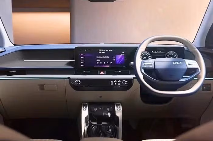 Về khả năng sạc, Carens Clavis EV được thiết kế với cổng sạc đặt phía trước và hỗ trợ cả hai chuẩn sạc AC 11 kW và DC 50 kW. Với sạc AC, thời gian từ 10% đến 100% pin là khoảng 4 giờ (pin 42 kWh) và 4 giờ 50 phút (pin 51,4 kWh).