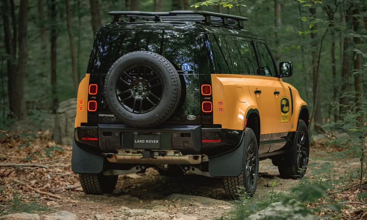 Tất cả phiên bản đi kèm hệ thống Terrain Response 2, cho phép xe tự điều chỉnh chế độ lái tùy địa hình, cùng các công nghệ như vi sai điện tử, kiểm soát hướng lực kéo khi vào cua, kiểm soát đổ đèo, và khả năng lội nước sâu đến 900 mm. Khoảng sáng gầm 218 mm có thể điều chỉnh để phù hợp với các tình huống off-road khắc nghiệt.