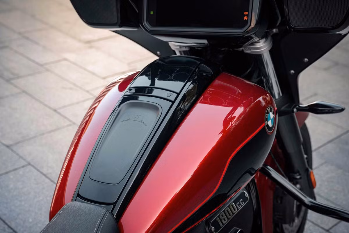 Tâm điểm của phiên bản mới vẫn là khối động cơ boxer 2 xi-lanh đối xứng, dung tích 1.802 cc, biểu tượng của dòng R18. Tuy nhiên, BMW đã tinh chỉnh để tăng thêm mô-men xoắn, đạt 163 Nm tại 3.000 vòng/phút, giúp xe mạnh mẽ và bốc hơn ở dải tua trung.