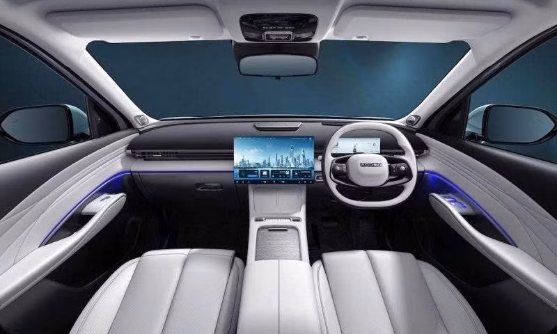 Hệ thống âm thanh 8 loa mang đến trải nghiệm nghe sống động, kết hợp với đèn viền nội thất nhiều màu sắc tùy chỉnh, tạo cảm giác không gian tương lai và cá nhân hóa cao. Vô-lăng thiết kế dạng D-cut thể thao, tích hợp các phím bấm điều khiển nhanh. Cụm đồng hồ sau vô-lăng dạng kỹ thuật số hoàn toàn, hiển thị đầy đủ các thông số vận hành theo thời gian thực.