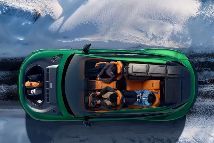 Điểm nhấn nổi bật nhất trong khoang lái là hệ thống hiển thị Head-Up Display (HUD) toàn cảnh mang tên HyperVision, mở ra hướng tiếp cận mới trong thiết kế cabin ô tô điện hiện đại. Theo đó, màn hình HUD trên YU7 kéo dài hết chiều rộng kính chắn gió, hiển thị các thông tin vận hành như công suất, tốc độ, điều hướng và các cảnh báo hỗ trợ lái (ADAS)