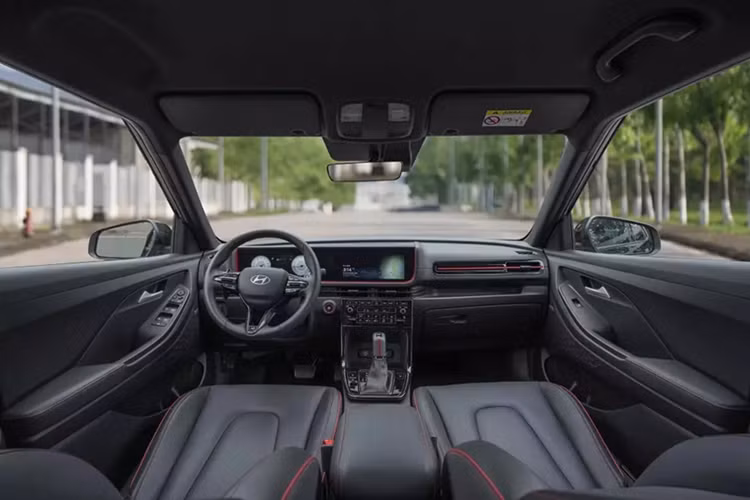 Thêm vào đó là những đặc điểm nhận diện khác như cánh gió mui nổi bật hơn, 2 đầu ống xả phía sau và cùm phanh màu đỏ.