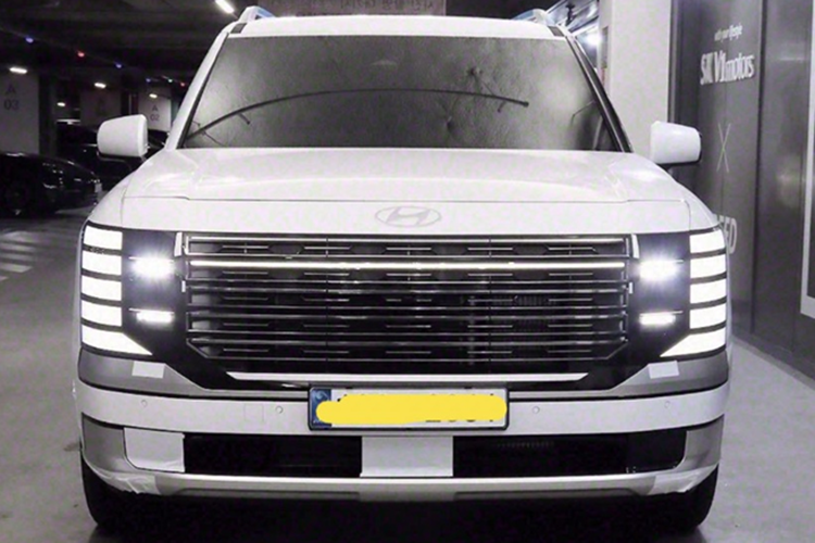 Hyundai dường như đã kết hợp tinh thần thiết kế của mẫu xe điện Ioniq 9 và Kia EV9, đồng thời pha trộn phong cách cơ bắp châu Âu, đặc biệt rõ nét trên phiên bản off-road mới mang tên XRT PRO, được phát triển dành riêng cho thị trường Mỹ.