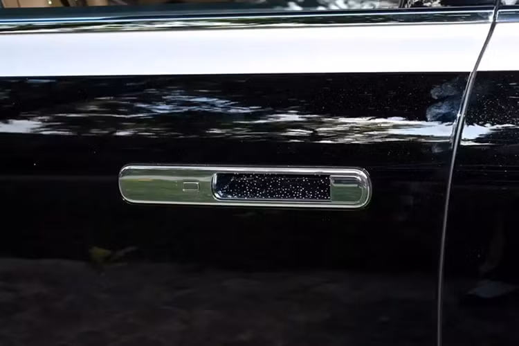 Trang bị tiện nghi đáng chú ý chính là hệ thống âm thanh cao cấp nhất trong dòng Harmony Intelligent Mobility, bao gồm 43 loa, 7.5.10 kênh độc lập và công suất 2.920 W. Trong đó, có 4 loa trên tựa đầu mỗi ghế, 10 kênh trần, thuật toán tạo không gian âm thanh thích ứng và loa tweeter có thể thu gọn với dải trầm dưới 40 Hz.