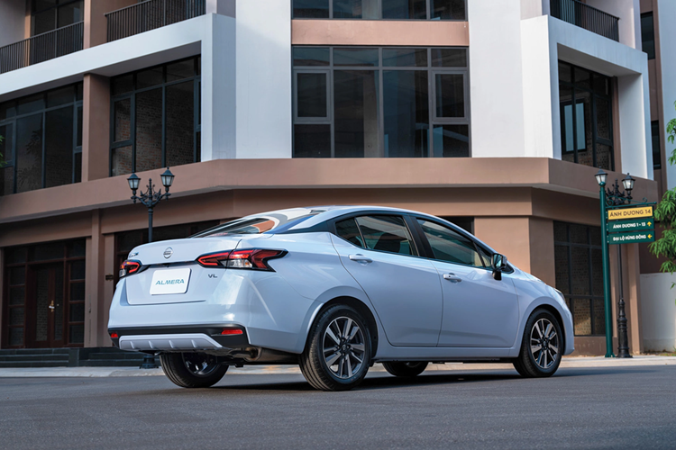 Trong khi đó, Nissan Navara dùng động cơ diesel 4 xi-lanh, tăng áp, dung tích 2.3L với công suất tối đa 190 mã lực và mô-men xoắn cực đại 450 Nm. Động cơ kết hợp với hộp số tự động 7 cấp và hệ dẫn động 1 cầu hoặc 2 cầu, tùy phiên bản.