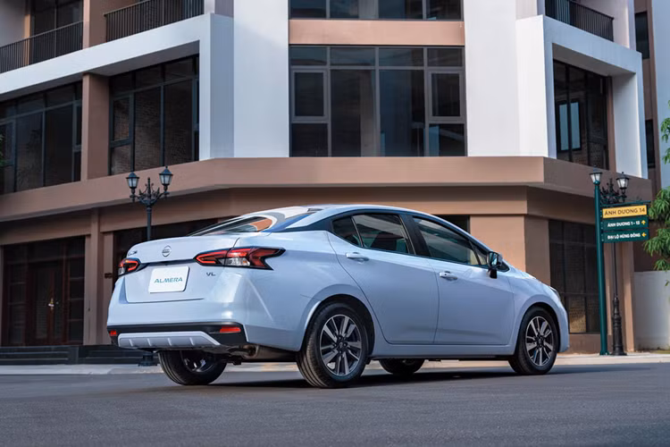 Trong khi đó, Nissan Navara dùng động cơ diesel 4 xi-lanh, tăng áp, dung tích 2.3L với công suất tối đa 190 mã lực và mô-men xoắn cực đại 450 Nm. Động cơ kết hợp với hộp số tự động 7 cấp và hệ dẫn động 1 cầu hoặc 2 cầu, tùy phiên bản.