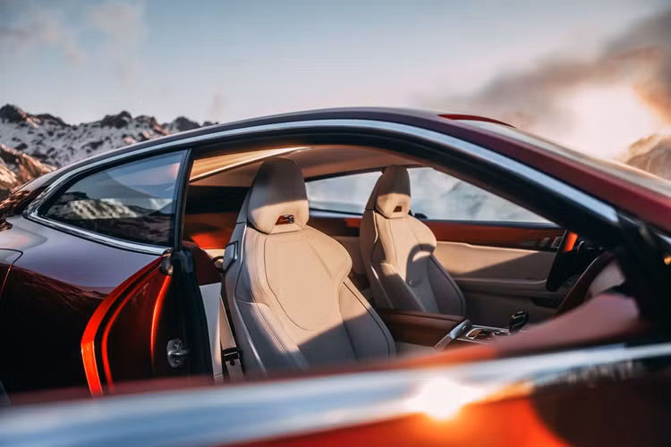 Từng chi tiết của xe được chăm chút thủ công bởi đội ngũ thợ lành nghề tại nhà máy BMW ở Dingolfing. Khoang lái của Concept Speedtop được bọc da cao cấp đến từ Poltrona Frau, kết hợp màu nâu Cognac và bạc ánh bạch kim, tạo nên không gian vừa ấm cúng vừa đậm chất sang trọng.