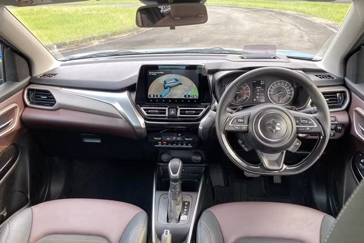 Phía sau Suzuki Fronx xuất hiện cụm đèn hậu LED nhỏ gọn với thiết kế nối liền hai bên. Dải đèn nằm dọc ở hai góc cản sau và tấm ốp giả bộ khuếch tán gió cũng là điểm nhấn của mẫu SUV hạng A này. Bên trong Suzuki Fronx là không gian nội thất 2 hàng ghế với 5 chỗ ngồi.