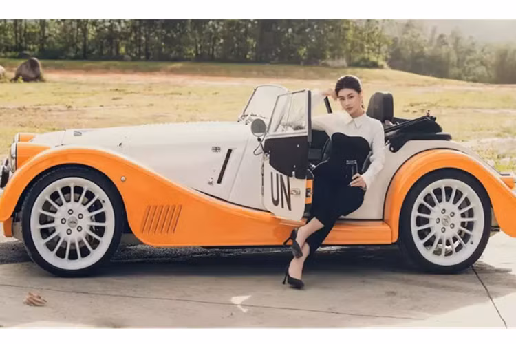 Lấy bối cảnh từ đường đua nhỏ xây dựng trong khuôn viên rộng 800 ha ở Tây Nguyên, bộ đồng phục của chiếc xe Morgan Plus Six này với 2 màu trắng cam nổi bật lên hẳn trong không gian của núi rừng cũng như cô người mẫu diện đồ trắng-đen.