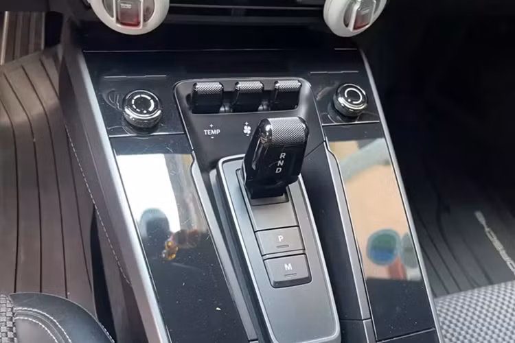 So với phiên bản 991, Porsche 911 992 đã được thay đổi thiết kế của một số chi tiết như cụm đèn hậu, nắp cốp sau và cản sau. Ngoài ra, Porsche 911 thế hệ mới còn được bổ sung đường nằm ngang nối giữa 2 cụm đèn hậu. Chắn bùn sau rộng.