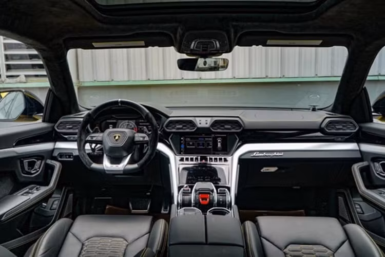 Động cơ kết hợp cùng hộp số tự động 8 cấp và hệ dẫn động 4 bánh giúp Lamborghini Urus có thể tăng tốc từ vị trí xuất phát lên 100 km/h trong 3,6 giây trước khi đạt vận tốc tối đa 305 km/h.